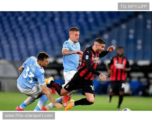 中场球员被训练做“逼抢再传球”的连续链条练习 中场球员被训练做“逼抢再传球”的连续链条练习